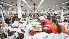 Die Näher:innen einer Textilfabrik sind meist unmenschlichen Bedingungen ausgesetzt.