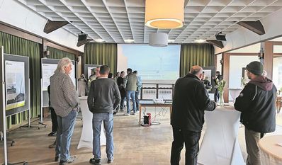 Kürzlich konnten sich Anwohner:innen über den geplanten Windpark informieren.