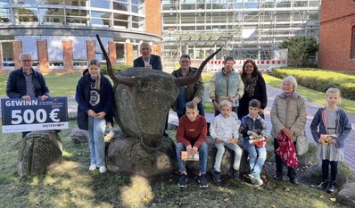 Die Sieger:innen gemeinsam mit Bürgermeister Torsten Rohde sowie Melanie Blank (3 v. r.) vom Rathaus.