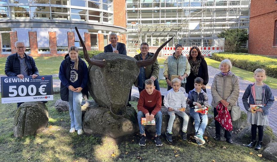 Die Sieger:innen gemeinsam mit Bürgermeister Torsten Rohde sowie Melanie Blank (3 v. r.) vom Rathaus.