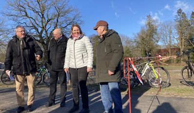 Landrat Bernd Lütjen (li.) und Bürgermeisterin Christina Jantz-Herrmann bei der Eröffnung des neuen Radweges.