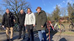 Landrat Bernd Lütjen (li.) und Bürgermeisterin Christina Jantz-Herrmann bei der Eröffnung des neuen Radweges.