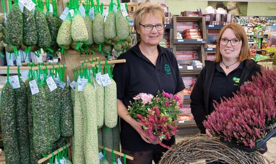 Die Floristinnen Ina Scholz und Anna Peimann stehen bei Fragen zum Thema Pflanze und Dekorationen zur Verfügung. Neu eingetroffen Vogelfutterstangen.