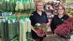 Die Floristinnen Ina Scholz und Anna Peimann stehen bei Fragen zum Thema Pflanze und Dekorationen zur Verfügung. Neu eingetroffen Vogelfutterstangen.