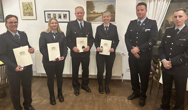 Die beförderten und geehrten Kameradinnen und Kameraden sind stolz auf ihre Leistungen.