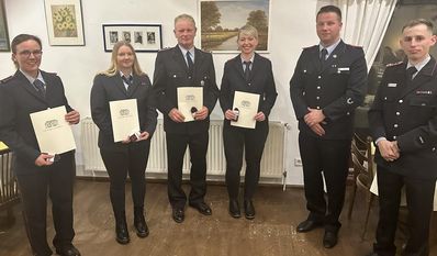 Die beförderten und geehrten Kameradinnen und Kameraden sind stolz auf ihre Leistungen.