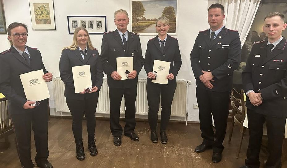 Die beförderten und geehrten Kameradinnen und Kameraden sind stolz auf ihre Leistungen.