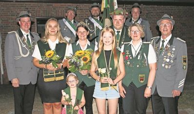 Heinschenwalde (red). Beim Schützenfest des Schützenvereins Drachel und Umgegend e.V. gab es regen Andrang bei den Damen an der Scheibe und den Herren auf den Königsvogel. Am Ende holte sich Nicole Steffens des Titel der Schützenkönigin und Mirko Meibohm den des Schützenkönigs. Neue Jugendkönigin wurde Lea Tietjen. Auch die Kleinsten versuchten ihr Glück beim Klicker-Klacker Spiel und so wurde Mayleen Schörder die Prinzessin und Luca König der Prinz.