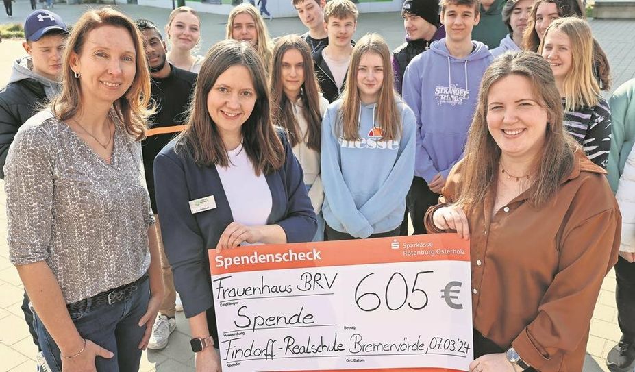 Lehrerin Bettina Paquet (v. li.), Janina Riepshoff und Sarah Zepernick mit den Jugendlichen.