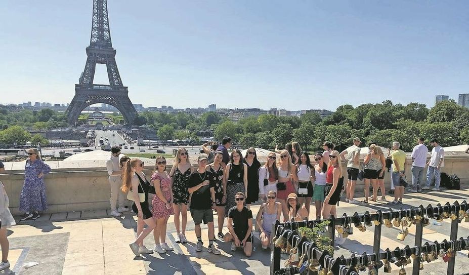Die Schülerinnen freuten sich über den Tagesausflug nach Paris.