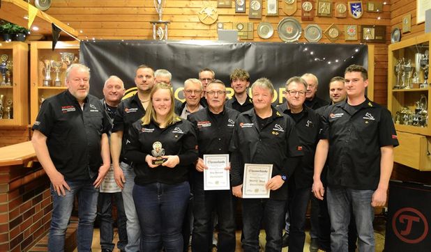 Die Geehrten freuen sich über ihre Auszeichnungen