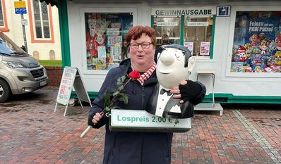 Die erste stellvertretene Landrätin des Landkreises Osterholz, Frau Angela Greff, griff zur ehrenamtlichen Losbox.