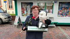 Die erste stellvertretene Landrätin des Landkreises Osterholz, Frau Angela Greff, griff zur ehrenamtlichen Losbox.