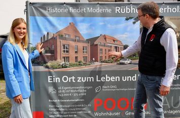 Lena Havemeyer und Bauherr Thomas Poort informieren über das Neubauprojekt. Am 14. Juni sind Interessierte zum Tag oder offenen Tür auf der zukünftigen Baustelle eingeladen.