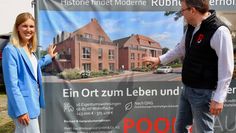 Lena Havemeyer und Bauherr Thomas Poort informieren über das Neubauprojekt. Am 14. Juni sind Interessierte zum Tag oder offenen Tür auf der zukünftigen Baustelle eingeladen.