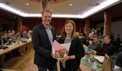 Bürgermeister Guido Dieckmann (parteilos) gratuliert der neuen Ratsvorsitzenden Claudia Suhr (SPD).