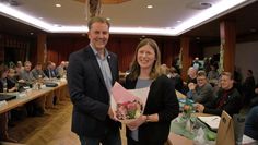 Bürgermeister Guido Dieckmann (parteilos) gratuliert der neuen Ratsvorsitzenden Claudia Suhr (SPD).