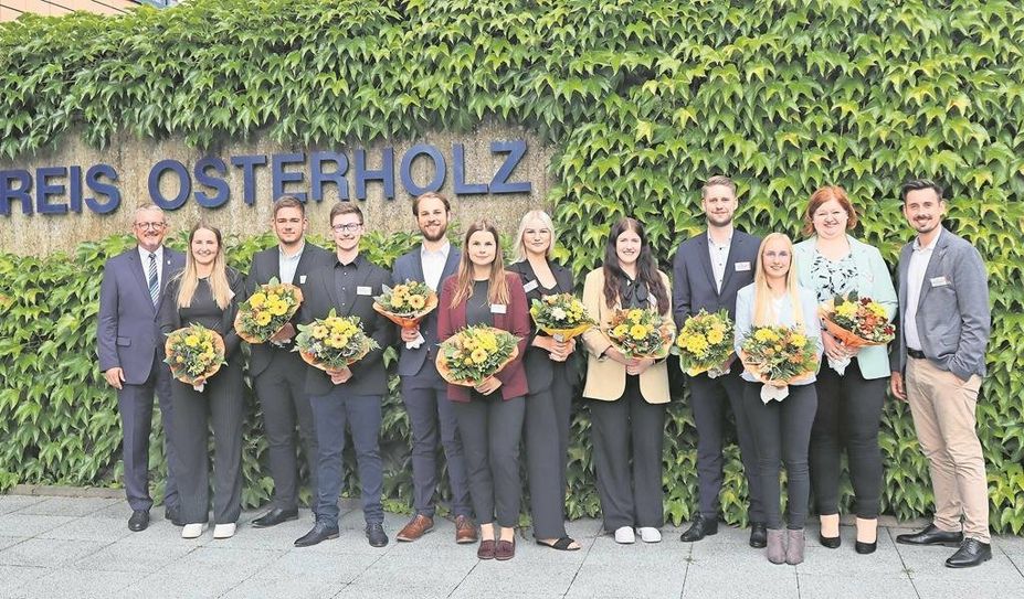 Landrat Bernd Lütjen (links) ist stolz, viele neue Mitarbeitende im Landkreis Osterholz begrüßen zu dürfen.