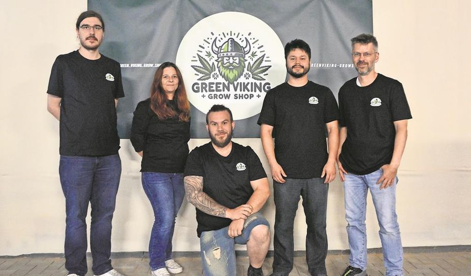 Die Green Viking Grow Shop-Inhaber:innen (v.l.n.r.) Maximilian Tauchnitz, Jasmin Tansel, Christian Hess, Martin Pulhus und Ulrich Pralle freuen sich über den gelungenen Start ihres Shops.