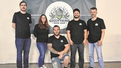 Die Green Viking Grow Shop-Inhaber:innen (v.l.n.r.) Maximilian Tauchnitz, Jasmin Tansel, Christian Hess, Martin Pulhus und Ulrich Pralle freuen sich über den gelungenen Start ihres Shops.