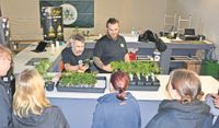 Ulrich Pralle (links) und Christian Hess informieren Interessierte beim „Tag der offenen Tür“ auch über die medizinischen Aspekte ihrer Produkte.