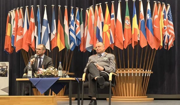 Der Vorsitzende des Verteidigungsausschusses, Thomas Röwekamp (CDU), warnt vor einer langfristigen militärischen Bedrohung Europas durch Russland.