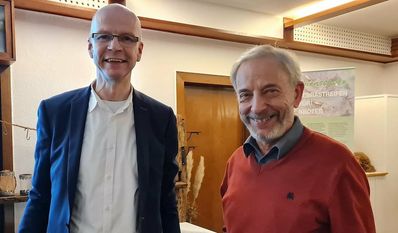 Walter Lemmermann (li.) ehrte Hans-Heinrich Gerken für sein ehrenamtliches Engagement zum Wohl der Störche.