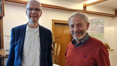 Walter Lemmermann (li.) ehrte Hans-Heinrich Gerken für sein ehrenamtliches Engagement zum Wohl der Störche.