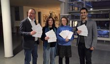 Vertreter der Stadt Stefan Tietjen und Brigitte Neuner-Krämer mit Agnes Ploch vom Diakonischen Werk und Bassam Kane vom Wirtschaftstreff.