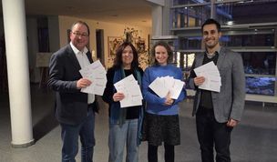 Vertreter der Stadt Stefan Tietjen und Brigitte Neuner-Krämer mit Agnes Ploch vom Diakonischen Werk und Bassam Kane vom Wirtschaftstreff.