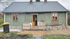 Ansicht des Häuschens, nachdem das Verblendmauerwerk entfernt wurde. Deutlich ist die grün gestrichenen Wehrmachtsbaracke erkennbar.