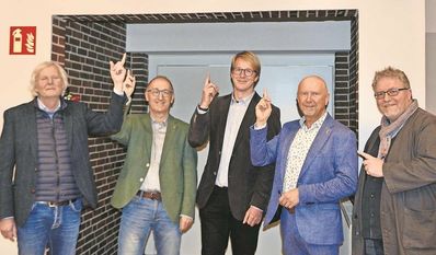 Siegfried Dierken (ARL), Frank Quell (Stadt Bremervörde), Heiko Stelling (stellvertretender Ortsbürgermeister), Bürgermeister Michael Hannebacher und Ivar Henckel (Architekt; Mensch und Region / MOHNI) freuen sich über das neue Zuhause für alle Ostendorfer Institutionen.