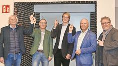 Siegfried Dierken (ARL), Frank Quell (Stadt Bremervörde), Heiko Stelling (stellvertretender Ortsbürgermeister), Bürgermeister Michael Hannebacher und Ivar Henckel (Architekt; Mensch und Region / MOHNI) freuen sich über das neue Zuhause für alle Ostendorfer Institutionen.