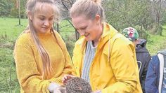 Maria schaut sich den Igel in Birthe Schlichters Hand aus der Nähe an, bevor er in die Freiheit entlassen wird.