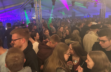 Die Partys im Zelt auf der Partywiese sind immer ein ganz besonderes Erlebnis.