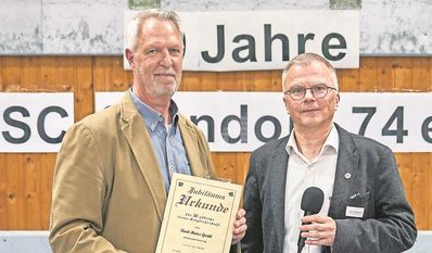 (v. l.) Karl-Heinz Grahl präsentiert stolz seine Urkunde, die er von Uwe Helmers bekommen hat.