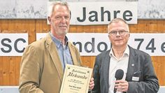 (v. l.) Karl-Heinz Grahl präsentiert stolz seine Urkunde, die er von Uwe Helmers bekommen hat.