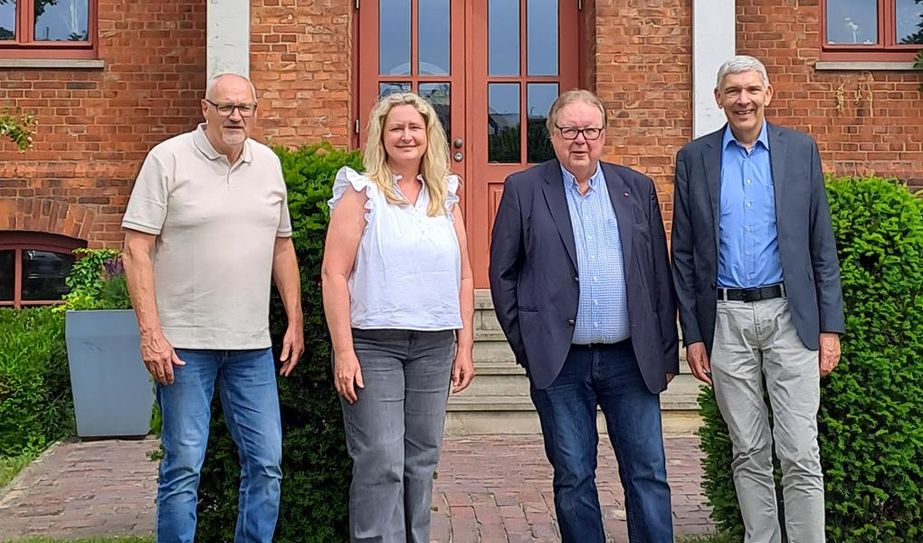Thomas Nolte, Imke Ritthaler, Harry Schnakenberg und Bürgermeister Torsten Rohde (v. l. ) wünschen sich viele Kandidatinnen und Kandidaten für den neuen Seniorenbeirat.
