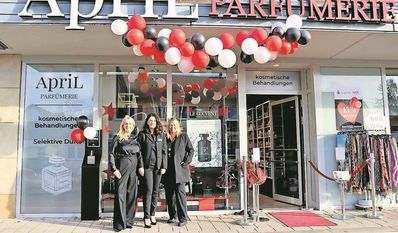 Johanna Schlurmann, Sylvia Lienau und Tanja Voss freuten sich über regen Zulauf an den ersten Tagen der Neueröffnung. Foto: akl