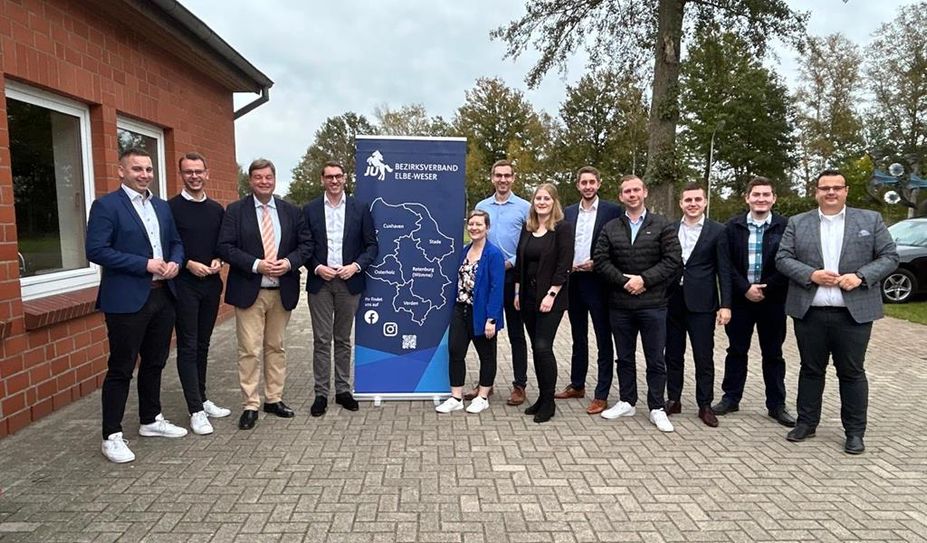 Der neue Bezirksvorstand der Jungen Union Elbe-Weser in Grasberg.
