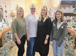 Christine Postels, Helke Bollmeier, Beverly Bennöder und Jahrespraktikantin Paula Gerkens haben das Geschäft winterlich dekoriert.