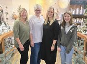 Christine Postels, Helke Bollmeier, Beverly Bennöder und Jahrespraktikantin Paula Gerkens haben das Geschäft winterlich dekoriert.