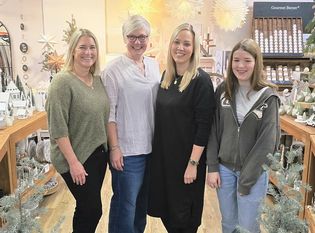 Christine Postels, Helke Bollmeier, Beverly Bennöder und Jahrespraktikantin Paula Gerkens haben das Geschäft winterlich dekoriert.