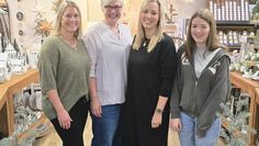 Christine Postels, Helke Bollmeier, Beverly Bennöder und Jahrespraktikantin Paula Gerkens haben das Geschäft winterlich dekoriert.