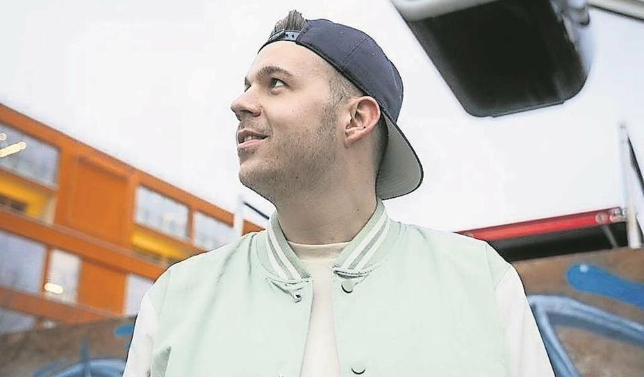 Dorfkind J-P kennt die großen Bühnen und wird seinem Publikum ordentlich einheizen.