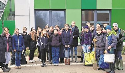 Die Klasse 6a rettete gemeinsam viele Tiere und Pflanzen aus dem Schulteich.