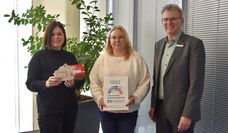 (v. l.) Bärbel Hensel, Gewinnerin Evelyn Schwarz und Wilfried Meyer präsentieren den diesjährigen Hauptgewinn.