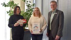 (v. l.) Bärbel Hensel, Gewinnerin Evelyn Schwarz und Wilfried Meyer präsentieren den diesjährigen Hauptgewinn.