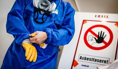 Die IG BAU will Handwerker:innen besser über den richtigen Schutz vor Asbest informieren und stellt dazu auch Forderungen an die Politik.