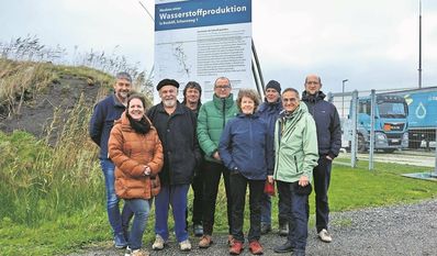 Reinhard Bussenius (dritter v.l.), Stadtratsmitglied Jochen Hake (Mitte), Hans-Jürgen Schnellrieder (2. v. re.) und Stefan Klingbeil (re.) sowie weitere Kreistagsmitglieder und Mitarbeitende der Stadtwerke Rotenburg fuhren kürzlich nach Schleswig-Holstein zum Energieversorgungsunternehmen GP Joule.